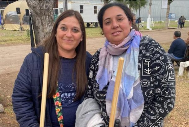 Actitud honesta: Daiana Barquez y Gabriela Rojo devolvieron $3,5 millones mientras limpiaban el complejo de la Fiesta Nacional de la Ganadería.