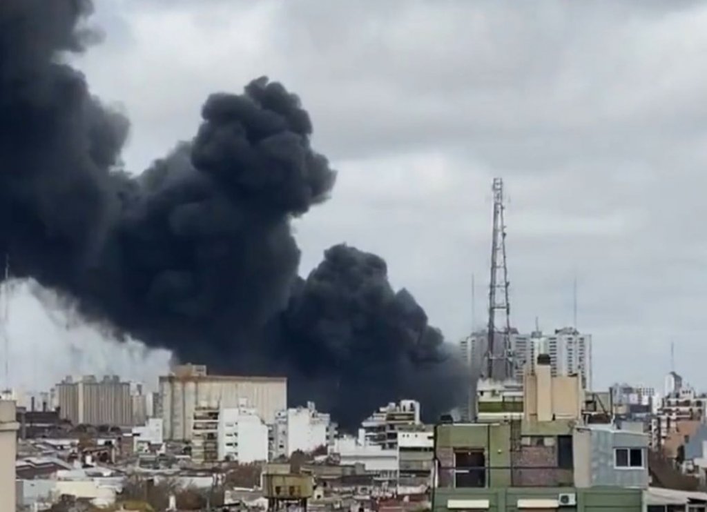 Impresionante incendio en un depósito de aerosoles en Dock Sud