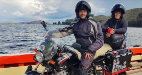 Una pareja que recorre la Argentina en moto