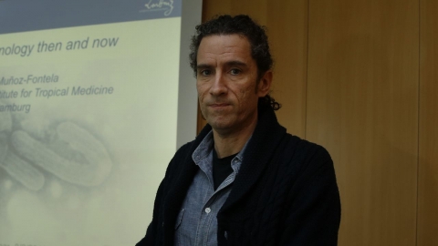César Muñoz Fontela: "Siempre está el peligro de que los cambios en las variantes de coronavirus hagan que las vacunas no funcionen tan bien"