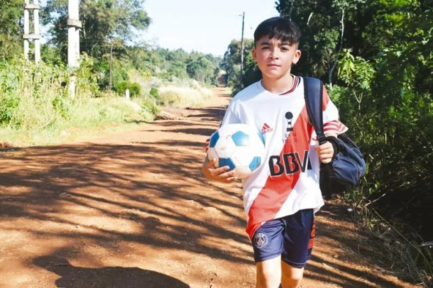 Sueña con jugar en River: Guido, el niño de 9 años que camina 2 kilómetros por día parar entrenar