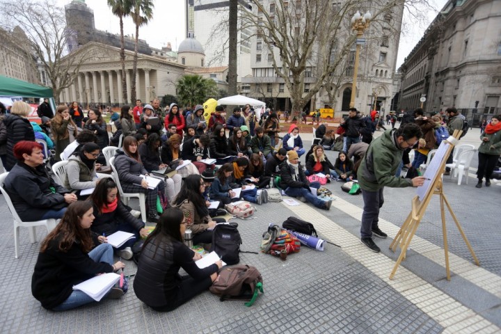 Argentina se ubica entre los países con mayor tasa de jóvenes que no estudian ni trabajan