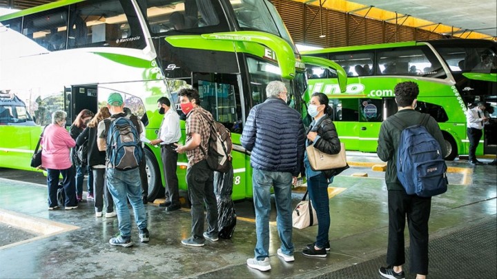 Ya se pide el pase sanitario en micros de larga distancia, pero hay quejas por la falta de precisión en la medida