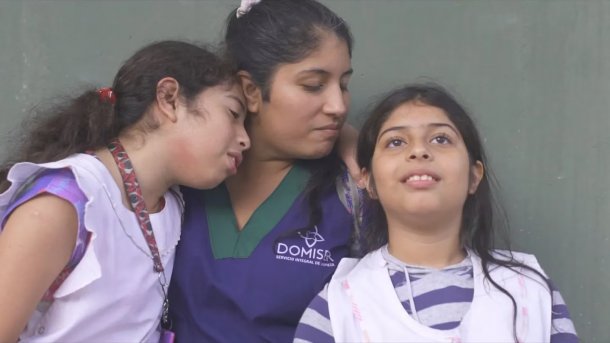 Yamila Méndez, con dos hijas, logró salir de la calle y empezar la universidad: "Tengo un trabajo, mis hijas estudian, tengo un techo, entonces no tengo que quejarme"
