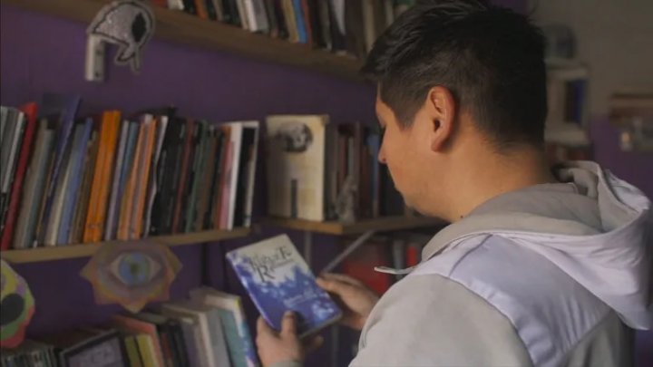 Ayuda del coraz&oacute;n: en sus d&iacute;as libres reparte libros con su bicicleta a los m&aacute;s necesitados