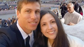 Nelson Castro charl&oacute; con la pareja santafesina que fue bendecida por el Papa Le&oacute;n XIV