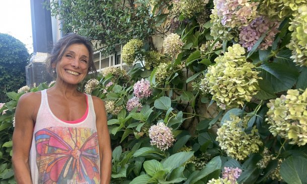 Ana Inés Zanconi, una bahiense que recorre la ciudad para ayudar a los que más lo necesitan en su bicicleta