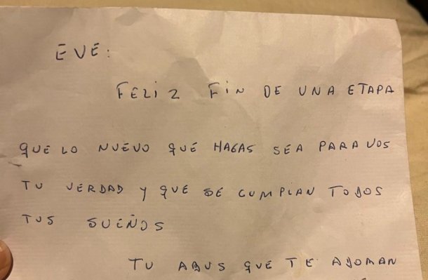 Aprobó la tesis y encontró mensaje de su abuelo fallecido hace seis años: "Él quiso estar presente en este momento importante para mí"