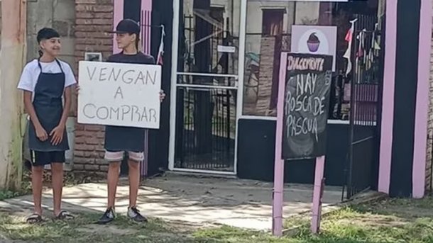 Adriana Loto, mamá de Leonel, que escribió un cartel para que la gente vaya a comprar: “Aumentaron mucho las ventas después de la foto que le sacaron”