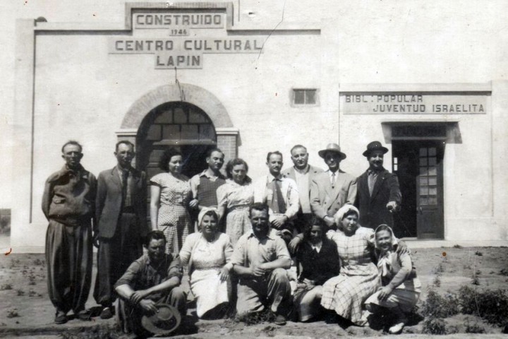 La historia del pequeño pueblo bonaerense donde reabrieron un viejo cine abandonado por décadas