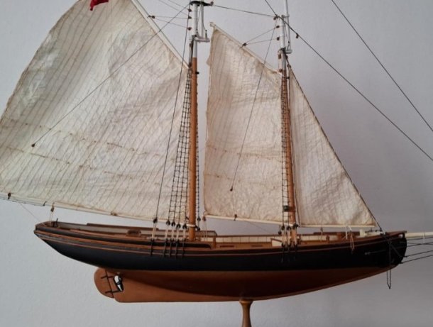 El arquitecto que hace modernismo naval y tiene un taller lleno de barcos y herramientas