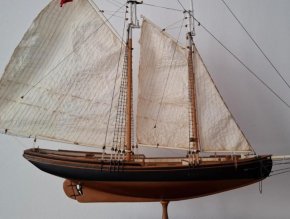 El arquitecto que hace modernismo naval y tiene un taller lleno de barcos y herramientas