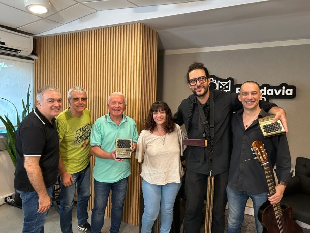 Escuchamos el sonido de la harmonetta, la armónica de acordes y otros instrumentos extravagantes