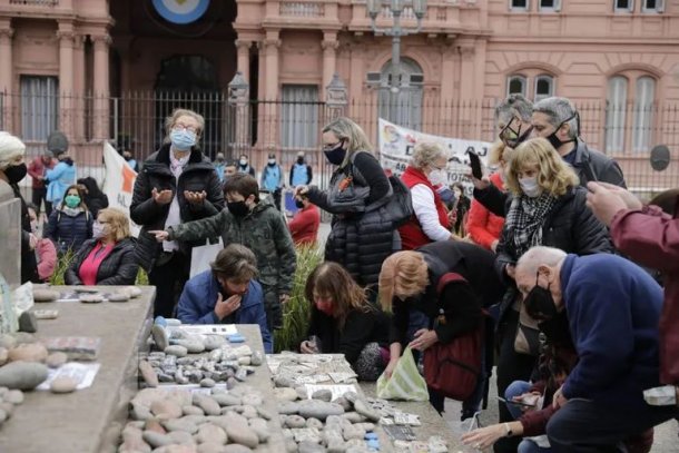 Las piedras representan el dolor por las muertes por el COVID y no la ideología