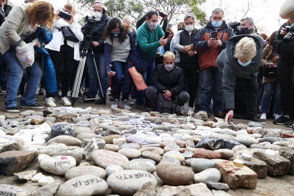 Denuncian que quieren mover de Plaza de Mayo las piedras en memoria de los fallecidos por Covid