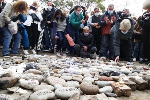 Denuncian que quieren mover de Plaza de Mayo las piedras en memoria de los fallecidos por Covid