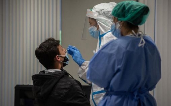 Preocupación en España por la llegada de una quinta ola "explosiva"