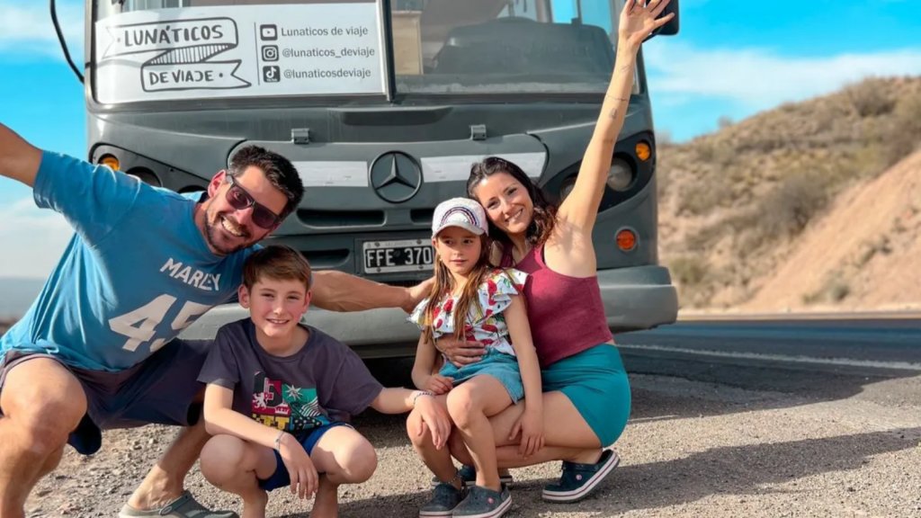 La historia de Lunáticos de Viaje: una familia mendocina que dejó todo y recorre Sudamérica en un colectivo restaurado