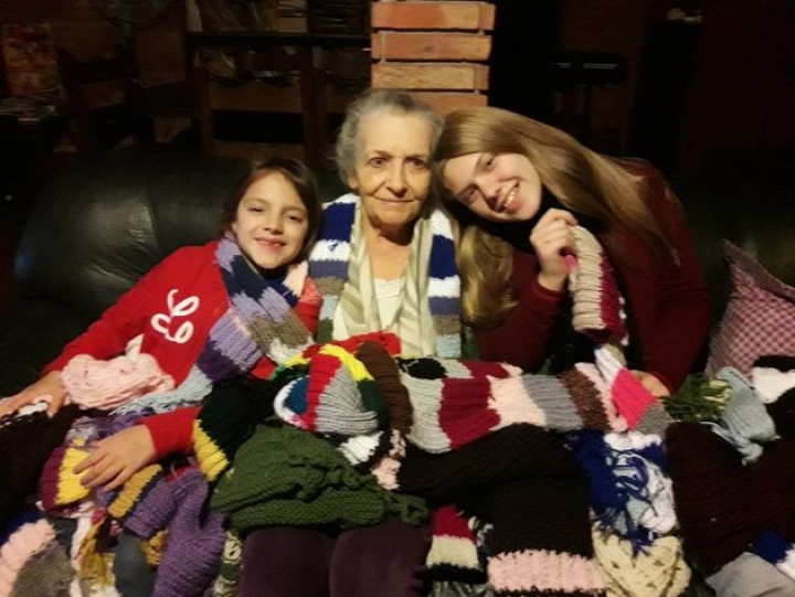 Fue maestra toda la vida, perdi&oacute; la vista y ahora teje bufandas para donar