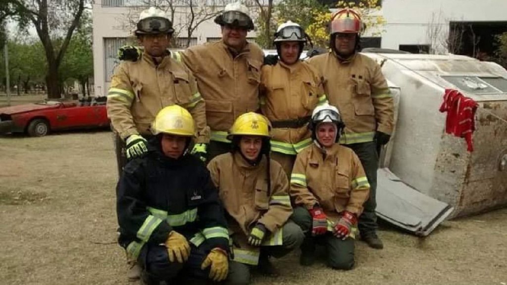 Un casamiento entre bomberos voluntarios en medio del combate contra el fuego