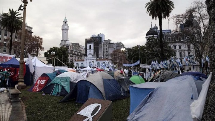 El testimonio de una barrendera de Plaza de Mayo: "Los trabajadores expresan su enojo y la gente contesta de modo violento"