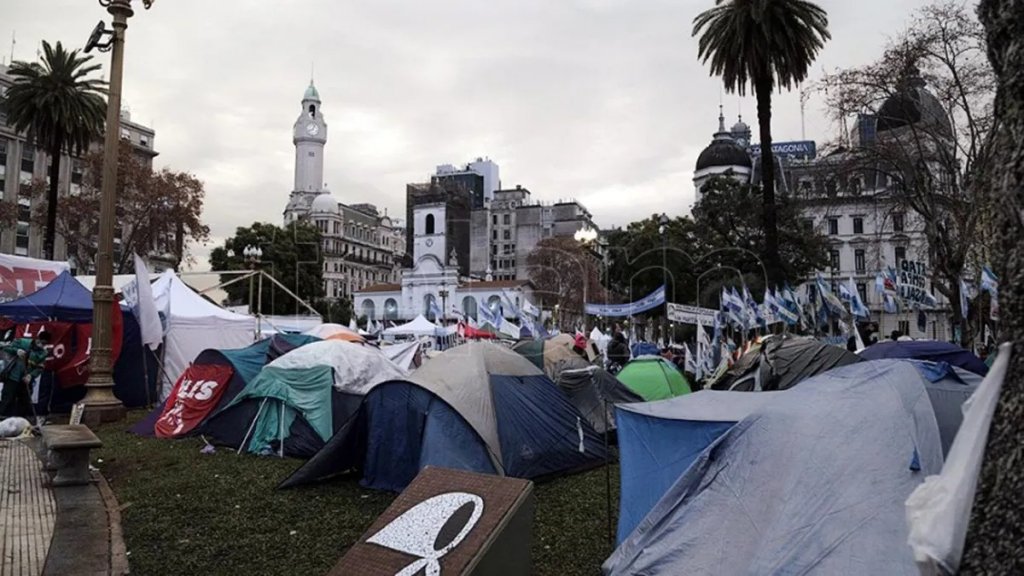 El testimonio de una barrendera de Plaza de Mayo: &quot;Los trabajadores expresan su enojo y la gente contesta de modo violento&quot;