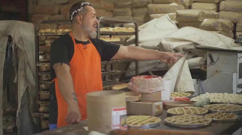 Luis "Grillo" Ferrer, el panadero que vivió en la calle y ayuda a los chicos del barrio: “Agradezco a la vida poder enseñar a los pibes el oficio”