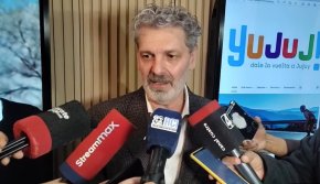 Un tren que se mueve con energía renovable y recorre un patrimonio de la humanidad