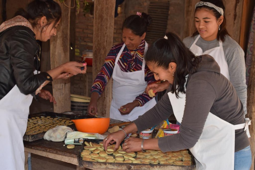 Isolina Bustamante: &quot;Con el algarrobo hacemos bizcochuelos, budines, alfajores y café”