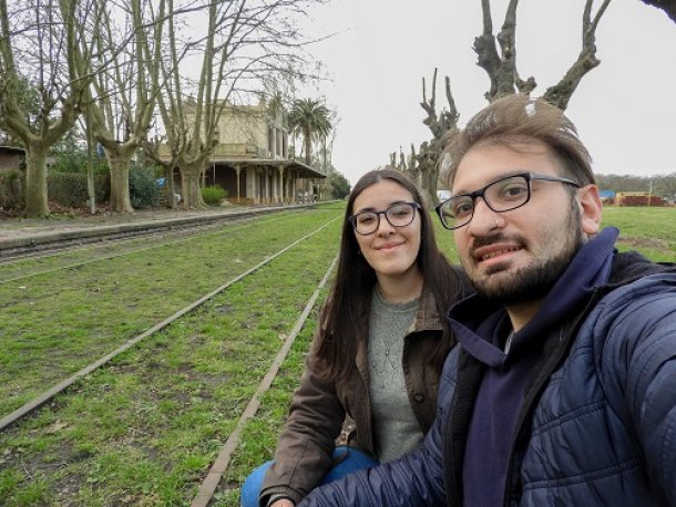 Una pareja de youtubers recorre los pueblos y lugares históricos de Buenos Aires