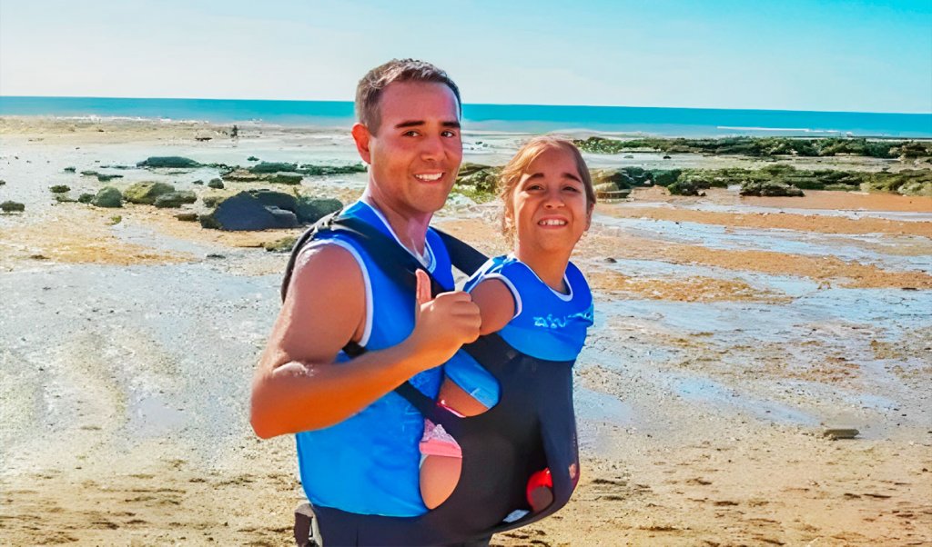 Campeones de la vida:  la niña no tiene ni manos ni pies y su padre compite llevándola cargada en su pecho