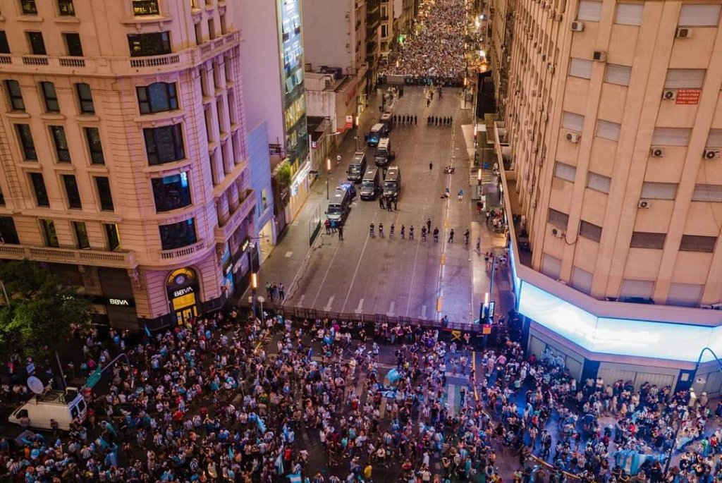 A un bar donde vieron el Mundial le robaron hasta las sillas y duda si abrir en la final