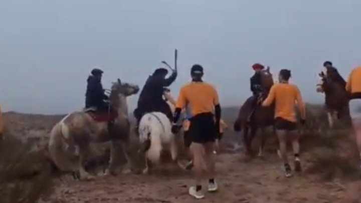 Corredores agredidos en R&iacute;o Negro: &ldquo;No es la primera vez que estos jinetes prepotean y agreden&rdquo;