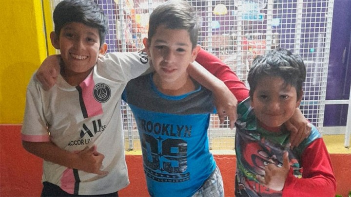 Un niño organizó una venta de pollos para ayudar a su amigo a pagar una prótesis