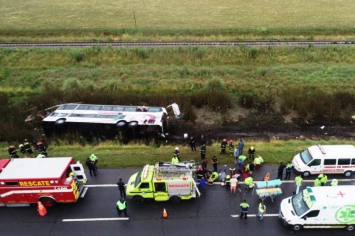 El testimonio de una pasajera del micro que volcó en Ruta 2: "Parece que el micro volcó porque el chofer se quedó dormido"