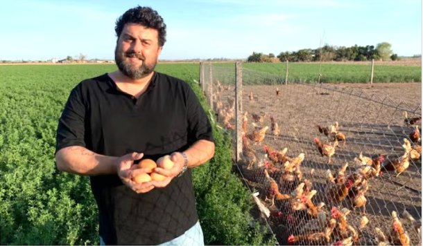Es santafesino y pionero en la producción de huevos de gallinas libres de jaula
