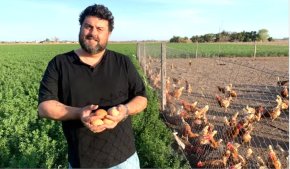 Es santafesino y pionero en la producción de huevos de gallinas libres de jaula