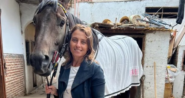 Un accidente la dejó afuera de las carreras de caballos, pero logró reinventarse para seguir vinculada a su pasión