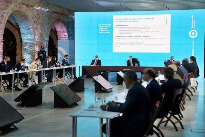 El Presidente y Guzm&aacute;n informaron sobre la deuda con el FMI a gobernadores