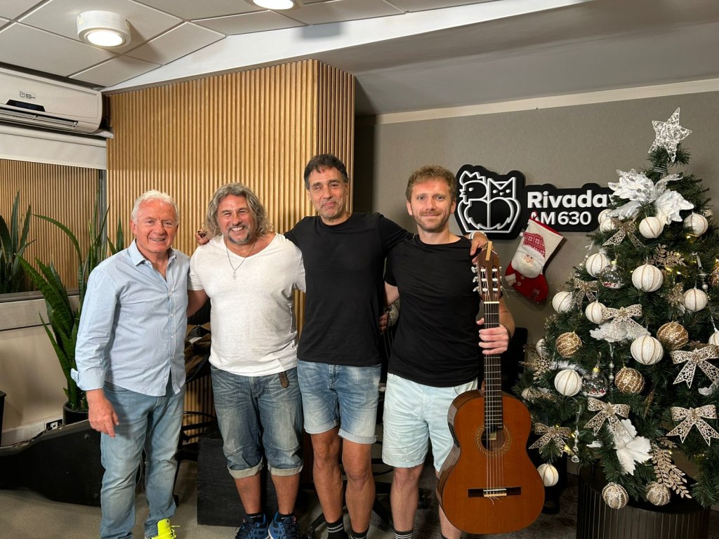 ¡Música en vivo con Martín Alvarado y guitarras!