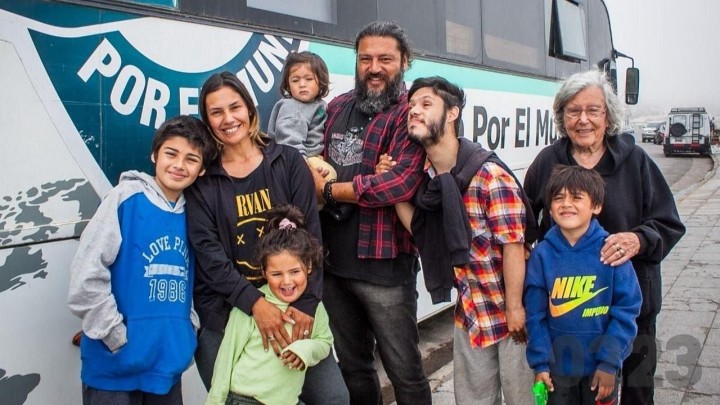 La aventura de una pareja con sus 5 hijos y la abuela viajando de Ushuaia a Alaska