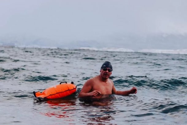 Locura de invierno: un nadador de 50 años se metió en el Canal Beagle con 7 grados