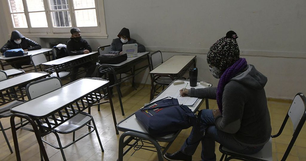 Bronca entre los padres de Quilmes por la suspensión o recorte de clases por el frío