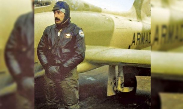 El piloto que sacó créditos para recuperar el avión con que protagonizó una hazaña en Malvinas: "Fue el que detectó el desembarco y atacó en solitario"