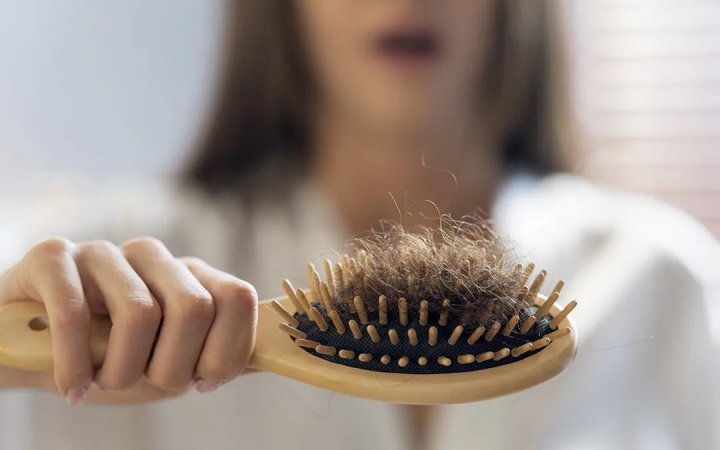 Dra. Estefanía Romera: &quot;La caída del cabello en las mujeres es mucho más frecuente que en los hombres, pero ellas suelen acudir más rápido a la consulta&quot;
