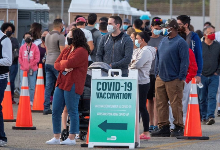 Vacunación en Miami: aseguran que &quot;piden pasajes desesperadamente de un día para el otro&quot;