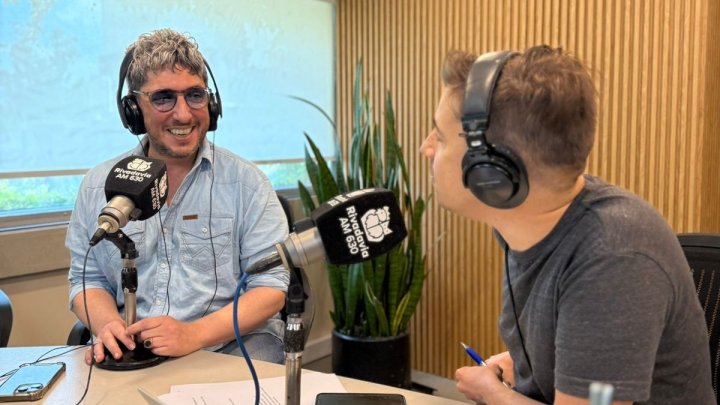 Jey Mammon: &quot;Ya no estoy en el piso como me dejaron, estoy sentado en una silla y me puedo parar&quot;