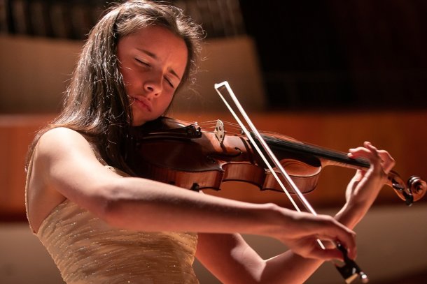 La violinista de 17 años que tocó para el Papa Francisco, en Ginebra y en el Teatro Colón