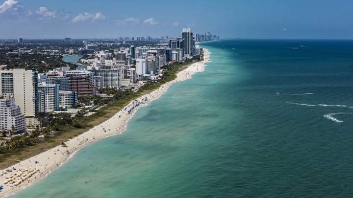 La vocera del alcalde de Miami afirmó que “no se tiran las vacunas, a cualquier persona que se presente se la aplican”