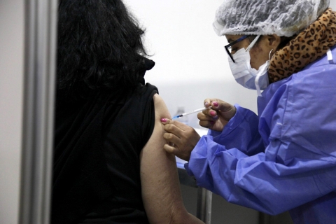 Estados Unidos empezará a aplicar la tercera dosis de la vacuna contra el coronavirus